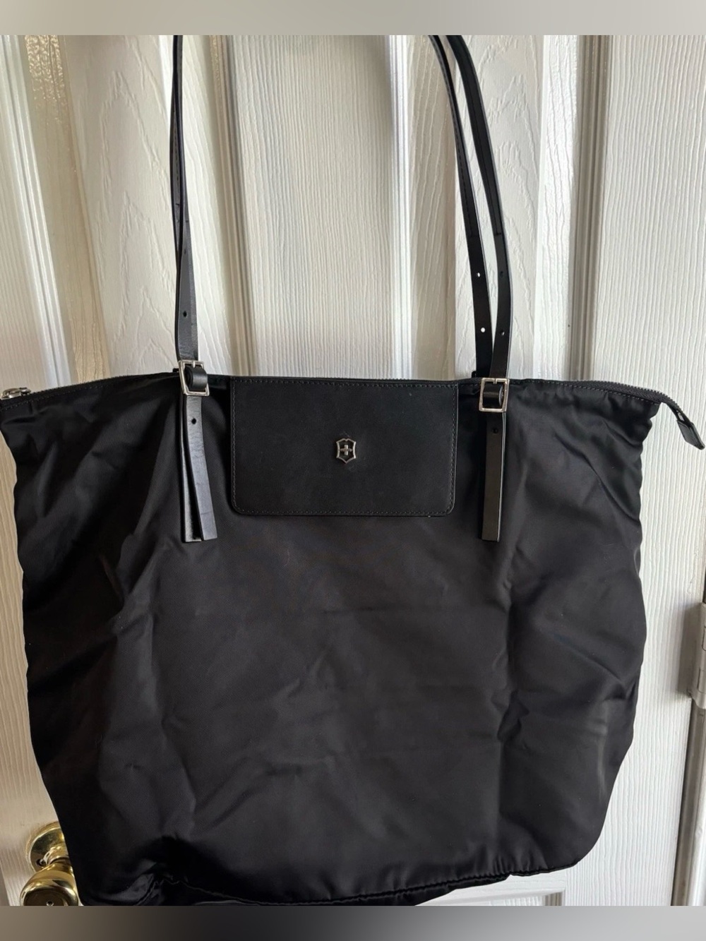 Victorinox Black Tote Shoulder Bag Logo Accent Zip Closure Inner Pockets